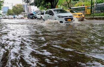 Así se veía la inundación registrada en la glorieta de Monterrey, en El Poblado, por cuenta de las fuertes precipitaciones de la tarde de este lunes. FOTO: Esneyder Gutiérrez Cardona