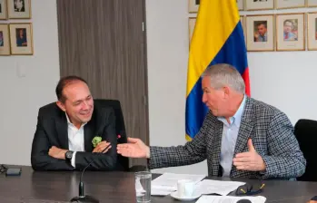 Antonio Sanguino, ministro del Trabajo, junto a Carlos González Puche, presidente de la Asociación Colombiana de Futbolistas Profesionales (Acolfutpro). FOTO X-MINTRABAJO