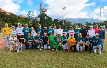 La mayor parte de estos ex peloteros de origen antioqueño, hicieron su carrera como atletas en el diamante Luis Alberto Villegas, a donde volvieron el pasado viernes, para ser ungidos como Amigos del béisbol. Muchos de ellos fueron pupilos del técnico José Miguel Corpas (q.e.p.d.). FOTO cortesía Gabriel Gabo Buitrago