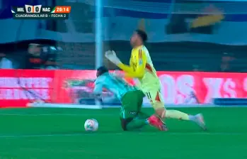 La imagen del penalti de Álvaro Montero sobre Kevin Viveros que el VAR decidió no sancionar, una de las jugadas que beneficiaron a Millonarios en los cuadrangulares. FOTO PANTALLAZO TOMADO DE LA TRANSMISIÓN DE WIN SPORTS +