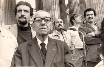 Armando Orozco, Luis Vidales, Abel Rodríguez y Angelino Garzón en medio de un mitín en la Plaza de Bolívar de Bogotá. Foto: Cortesía.