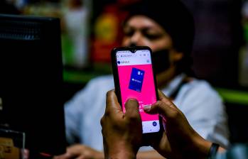 Las billeteras digitales, como Nequi o Daviplata, cada vez más cotidianas al momento de guardar el dinero. Foto: Jaime Pérez Munévar
