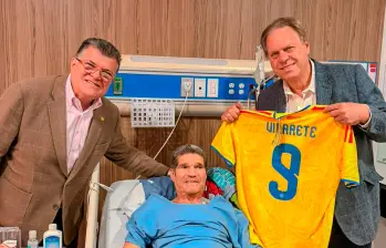 Eduardo Emilio Vilarete recibió la visita del presidente de la FCF, Ramón Jesurun, y del presidente de la DIMAYOR, Carlos Mario Zuluaga, quienes le expresaron su respaldo y desearon una pronta recuperación tras la exitosa intervención quirúrgica. FOTO: @FCF