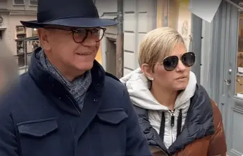 Verónica Alcocer, fotografiada en el centro de Estocolmo, camina acompañada del empresario Manuel Grau Pujadas, figura clave en su círculo europeo. FOTO: DIARIO EXPRESSEN