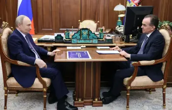 En esta foto compartida por la agencia estatal rusa Sputnik, el presidente ruso, Vladímir Putin, se reúne con el gobernador de la región de Krasnodar, Veniamín Kondratyev, en el Kremlin de Moscú el 24 de marzo de 2025. (Foto: Vyacheslav PROKOFYEV / POOL / AFP)