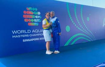 La nadadora Jenny Janeth Hatiuska Durán con su medalla de oro, tras la premiación de la categoría 60-69 años. FOTO CORTESÍA FECNA