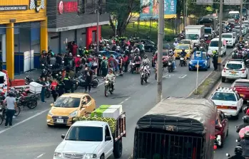 Al escuchar el abaleo, en el sector donde queda el concesionario se aglomeraron gran cantidad de curiosos. FOTO CORTESÍA