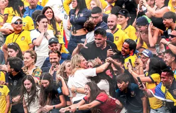 Momento del gol donde Beccacece se abraza con su esposa y familia. FOTO: Tomada