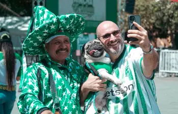 Los hinchas verdes viven su fiesta en los alrededores del estadio Atanasio Girardot antes del duelo entre Nacional y Águilas, por la fecha 19 de la Liga Betplay-2. FOTO CORTESÍA ATLÉTICO NACIONAL 