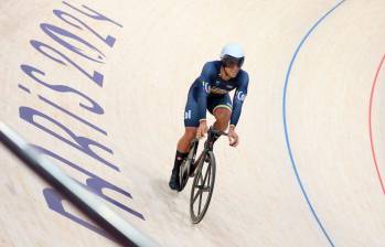 Cristian Ortega durante su actuación en el heat semifinal del keirin en el ciclismo de pista de Juegos Olímpicos de París. FOTO CORTESÍA COC