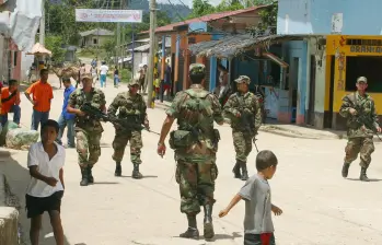 Por ola de violencia en Segovia, nordeste antioqueño, la administración municipal decretó toque de queda para menores y prohibición de parrillero hombre. FOTO: Juan Antonio Sánchez Ocampo