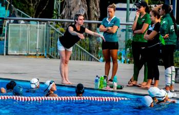 La entrenadora rusa Julia Rolitch (blusa negra), durante una capacitación con las entrenadoras de las selecciones Antioquia de natación artística. FOTO JAIME PÉREZ 