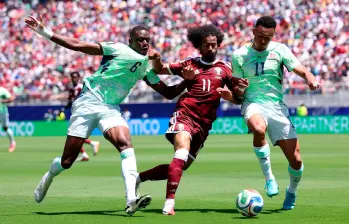 Suiza (verde) y Catar tuvieron este sábado un juego aguerrido, que al final terminó 1-1. FOTO: @Fifaworldcup