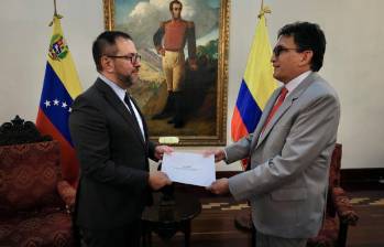 Rengifo (derecha) presentó copia de las cartas credenciales ante el Canciller de Venezuela en una ceremonia realizada en la Casa Amarilla, sede de la Cancillería de Venezuela. FOTO: TWITTER