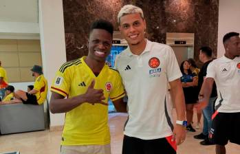 En la foto el futbolista brasileño Vinícius Junior con Richard Ríos, de Colombia. Mentiras, en realidad es Ricardo Rincón junto al jugador del seleccionado nacional. ¿Se alcanzó a confundir, verdad? FOTO: Tomada de Instagram @SOSIADOVINI7