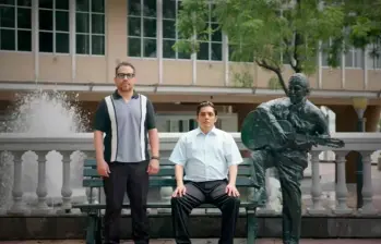 Juan Fernando Velasco también usó IA para recrear la imagen del Ruiseñor de América en el video. FOTO Captura de YouTube