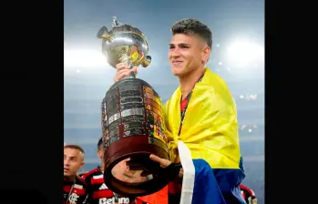 El colombiano Jorge Carrascal, reciente campeón de Copa Libertadores con Flamengo, buscará otra final internacional con el equipo brasileño. FOTO: Tomada de X @Flamengo_es