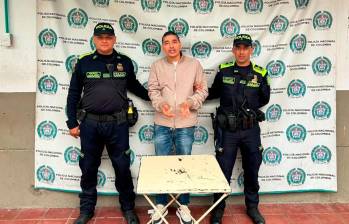 A Juan Carlos Castro, alias Pichi Belén, lo trasladaron a la estación de Policía de El Poblado, luego del escándalo con un arma de fuego. FOTO: Cortesía