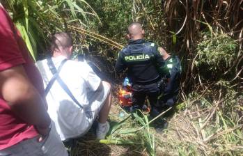 Los agentes del CTI de la Fiscalía realizan la inspección al cuerpo sin vida del israelí que falleció en este accidente de parapente. FOTO: CORTESIA