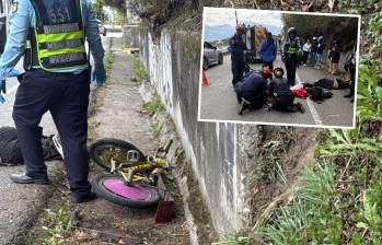 Un hombre y una mujer se descolgaban en una bicicleta y golpearon contra el barranco y el pavimento. Agentes de la Policía Judicial de la Secretaría de Movilidad de Envigado atienden el accidente. FOTOS: CORTESÍA