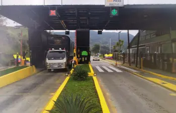 Así estaba el peaje en la mañana de este jueves. No había presencia de funcionarios en las casetas y los vehículos lo cruzaban libremente. FOTO: CORTESÍA