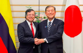 El presidente Gustavo Petro se había reunido con el saliente primer ministro de Japón, Shigeru Ishiba, en Tokio, como parte de su agenda diplomática. Los acuerdos que habría hecho quedarían en el aire con esta decisión. FOTO: CORTESÍA MINISTERIO DE RELACIONES EXTERIORES DE JAPÓN