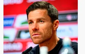 Xabi Alonso quien llegó al banquillo del Bayer Leverkusen en 2022 anunció que no sigue en el club alemán. FOTO TOMADA X @bayer04_es