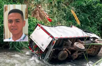Camilo Posada (detalle) fue la víctima del accidente de este camión que cayó a la quebrada La Liboriana, en Salgar. FOTO: CORTESÍA CONEXIÓN SUR