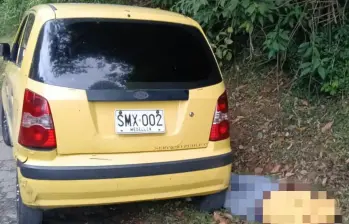 Al lado de este taxi quedó el cuerpo sin vida de Luis Ithamar Murillo López, de 57 años. Había tomado una carrera después de abandonar el acopio de la Terminal del Norte antes de su asesinato. FOTO: CORTESÍA