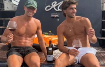 Las fotografías de Ferran Torres y Marcos Llorente durante sus vacaciones en Ibiza se hicieron virales y desataron especulaciones en redes sociales, aunque ninguno de los futbolistas ha respondido a los rumores. FOTO: tomada de Instagram vía Ferran Torres. 