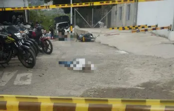 Los dos hombres quedaron muertos dentro del establecimiento comercial. La intervención de las autoridades permitió la captura de los responsables. FOTO: CORTESÍA