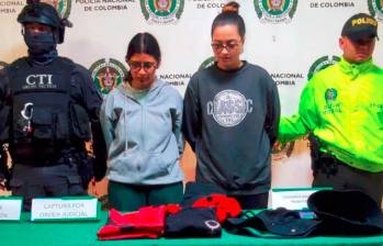 A Karen Vanessa Arbeláez Moreno y a Paola Andrea Giraldo Montoya las capturaron con varios de los elementos con los que habrían atacado una de las estaciones del metroplús en las movilizaciones del pasado 25 de noviembre. FOTO: CORTESÍA