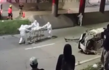 Los agentes de la Policía Judicial de la Secretaría de Movilidad de Medellín realizaron la inspección a los cuerpos sin vida de los habitantes de calle fallecidos en este siniestro. FOTO: CORTESÍA