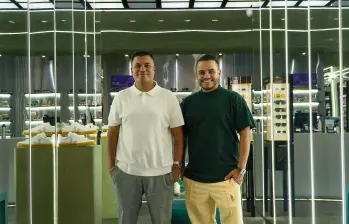 Los hermanos Sebastián y Santiago Barrientos Quintero comenzaron vendiendo gafas desde un apartamento en Medellín y hoy lideran una plataforma con presencia nacional en el mercado premium. FOTO: SBQ.