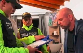 Esta fue la imagen de la captura de Richard Vicent Opalinski en el barrio Obrero, de Bello, donde lo habrían sorprendido con varias mujeres, la mayoría menores de edad. FOTO: CORTESÍA DIPRO