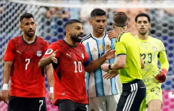 El delantero Mohamed Salah le reclama al árbitro francés François Letexier por algunas acciones en el compromiso que Egipto perdió 3-2 contra Argentina. FOTO TOMADA X@FIFA