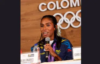 La atleta Natalia Linares en la rueda de prensa tras regresar al país con su medalla de bronce mundial. FOTO CORTESÍA COMITÉ OLÍMPICO COLOMBIANO