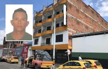 La víctima, identificada como John Alexánder Herrera Ramos, de 38 años, cayó desde el tercer piso de este hotel en el centro de Medellín. FOTO: Laura Rosa Jiménez y cortesía