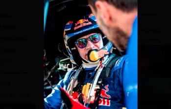 El experimentado piloto español, Carlos Sainz, sale en busca de su quinto título en el Rally Dakar, la carrera que inicia este sábado. FOTO TOMADA X @CSainz_oficial