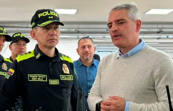 El nuevo comandante de la Policía Metropolitana, general Henry Bello, en una entrega de radios con el gobernador de Antioquia, Andrés Julián Rendón. FOTO: CORTESÍA