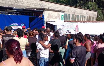 Los padres de los cerca de 1.000 estudiantes de la Institución Educativa Gabriel García Márquez, del barrio Villa Lilliam, de Medellín, se aglomeraron en la salida del colegio para corroborar que sus hijos se encontraran bien. FOTO: CORTESÍA