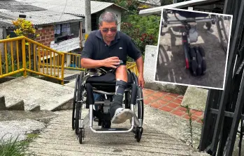 Héctor León Muñoz, de 56 años, pudo cumplir su sueño de poderse mover libremente con su silla de ruedas por las calles de San Antonio de Prado. Un motor con ruedas (detalle) que le adecuaron le permite subir las pendientes más inclinadas. FOTO: FAISURY SÁNCHEZ ARREDONDO