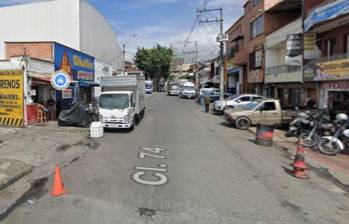 En este punto del barrio Caribe, de Medellín, ocurrió la extraña explosión que dejó dos lesionados. FOTO: GOOGLE MAPS