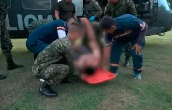 Este es el momento en el que se le brinda atención a uno de los militares quemados en medio de una asonada, cuando realizaban un operativo contra los laboratorios cocaleros en Villagarzón, Putumayo. FOTO: TOMADA DE VIDEO