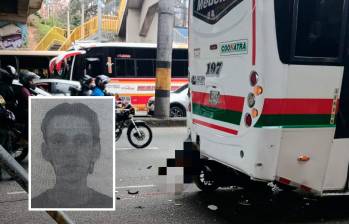 El motociclista, identificado como Dany Dubán Hoyos Oquendo (detalle), de 25 años, quedó atrapado en la parte trasera del bus que cubría la ruta Copacabana-Medellín y tuvo que ser rescatado por personal del Cuerpo de Bomberos de Medellín. FOTO: CORTESÍA