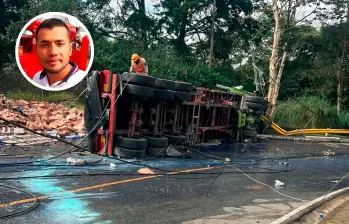Alejandro Riaño Díaz (detalle), de 34 años, era el conductor de este tractocamión, que se volcó en la Loma de los Balsos, en Medellín, luego de desviarse de la autopista Medellín-Bogotá por un cierre. FOTOS: Cortesía