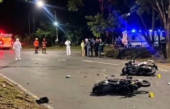 En este punto del barrio Santa Mónica, de Medellín, ocurrió la colisión entre dos motocicletas que dejó fallecido a Andrés Felipe Sepúlveda Jaramillo, de 27 años y a una mujer gravemente herida. FOTO: CORTESÍA