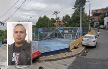 Los hechos ocurrieron en la cancha de El Tierrero, en el barrio Popular, luego de que un grupo de punkeros se viera implicados en un altercado. En los hechos murió Ómar Alexis Ayala Taborda, conocido como El Punk o El Crespo, de 35 años. FOTOS: GOOGLE MAPS Y CORTESÍA
