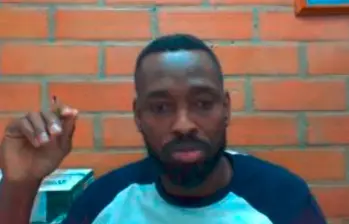 A Darwin Ibero Murillo Moreno lo capturaron por están implicado en el presunto robo del dinero de las pensiones, mediante medios informáticos, a 43 adultos mayores de Medellín. FOTO: TOMADA DE LA AUDIENCIA