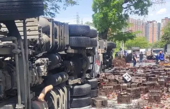 Así quedó el camión de cerveza que se volcó a la altura del barrio Navarra, de Bello. Autoridades no reportan personas lesionadas inicialmente. FOTO: CORTESÍA